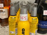 Plusieurs bouteilles d'alcool sont alignées sur un comptoir