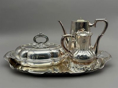 un service en argent ancien comprenant une théière en argent et une assiette en argent avec un couvercle en argent