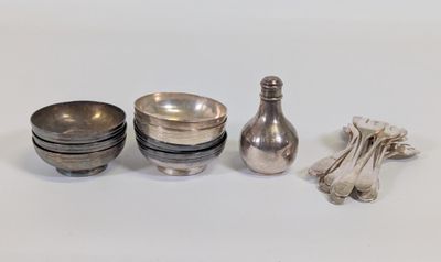 trois plats et cuillères en argent posés sur une surface blanche