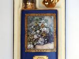 a picture of a blue and gold flaskt with flowers on it