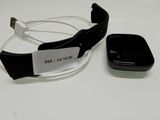 un smartphone et une montre connectée posés sur une table