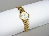 une photo d'une montre-bracelet pour femme posée sur une serviette blanche