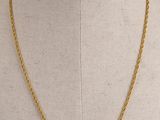 un collier à chaîne en or sur un mannequin mannequin mannequin mannequin mannequin mannequin mannequin mannequin mannequin mannequin