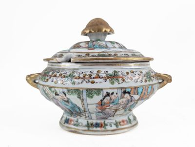 an image of a porcelain bowl with a lid