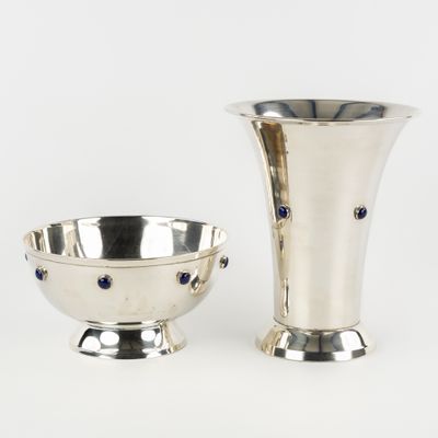 une paire de vases en argent, ornés chacun de saphirs bleus