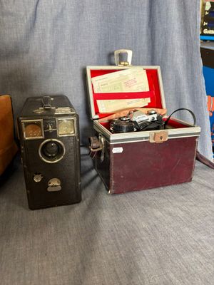 deux valises posées l'une à côté de l'autre