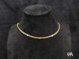 un collier à chaîne en or sur un mannequin mannequin mannequin mannequin mannequin mannequin mannequin mannequin mannequin mannequin