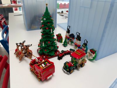 un tas de legos posés sur une table