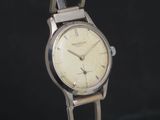 une photo d'une montre-bracelet posée sur un présentoir