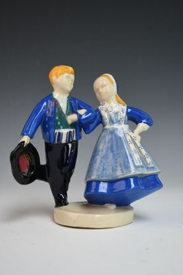 une figurine représentant un homme et une femme se tenant la main
