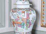un vase avec un couvercle posé sur une table dans une pièce