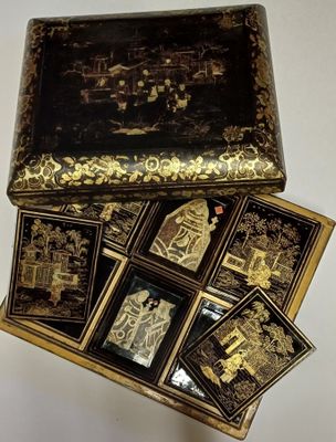 une boîte noire et dorée ornée d'images
