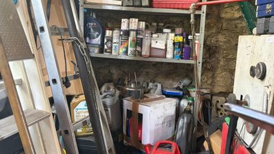une échelle appuyée contre un mur dans un garage