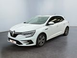 une voiture blanche dans une pièce blanche au sol noir