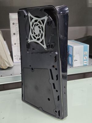 un ordinateur noir posé sur un bureau