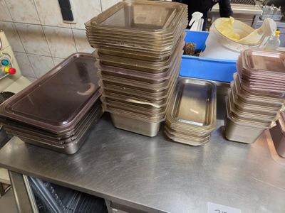 de nombreux plateaux de nourriture posés sur une table