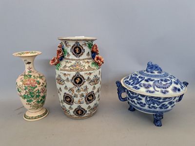 trois vases et un plat à couvercle posés les uns à côté des autres