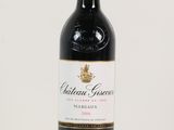 une bouteille de vin posée sur une table