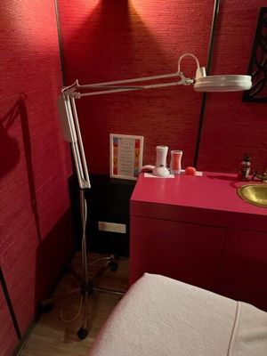 une petite pièce avec un lit et un bureau