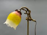 une lampe ornée d'une fleur jaune et rouge