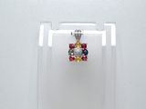 vitrine en acrylique transparent contenant un pendentif orné de pierres multicolores