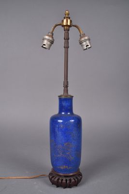 une image représentant un vase bleu sur lequel est posée une lampe