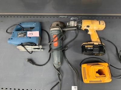 de nombreux outils qui sont rangés ensemble sur une étagère