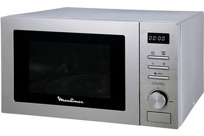four à micro-ondes argenté avec commandes électroniques sur fond blanc