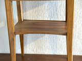 une petite table en bois surmontée d'un tiroir