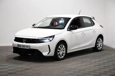 la voiture blanche est garée sur le sol à carreaux d'une pièce