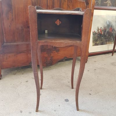 une petite table en bois surmontée d'un tiroir