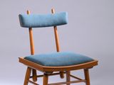 une chaise en bois avec une assise bleue sur fond gris