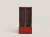 une armoire rouge avec une porte vitrée au milieu