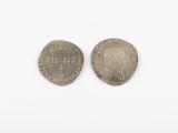 deux pièces d'argent, dont l'une porte une couronne et l'autre est ornée d'une couronne
