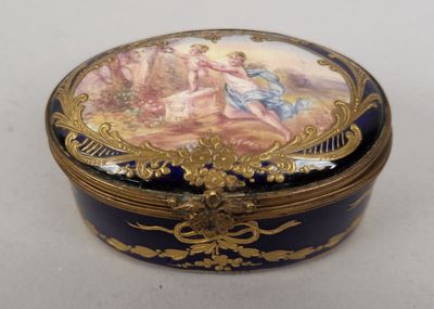 une boîte bleue et dorée ornée d'une peinture