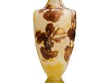 un vase en verre orné d'un motif marron et blanc