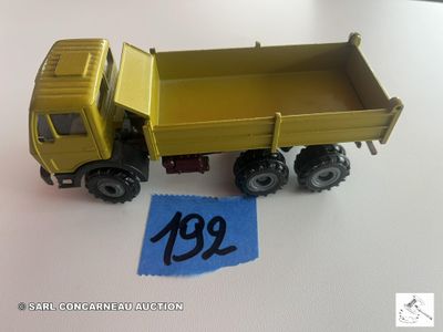 un camion jouet posé sur une table