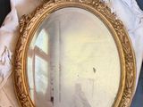 un miroir posé sur une table à côté d'un tissu