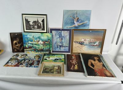 de nombreux tableaux posés sur une table sur laquelle se trouvent des photos