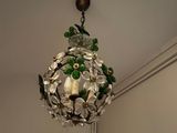 un lustre suspendu au plafond d'une pièce