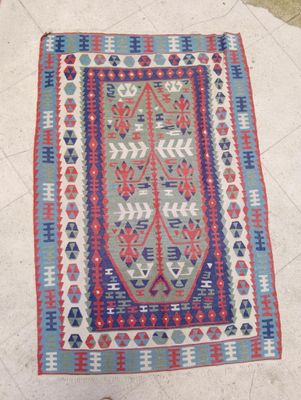 Tapis kilim à décor géométrique polychrome.