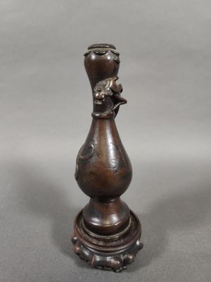 un petit vase posé sur un socle