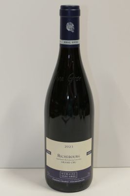 la bouteille de vin rouge est posée sur la table