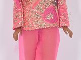 poupée Barbie aux cheveux roux, vêtue d'un pantalon rose et d'un haut rose