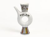 un vase blanc orné d'un motif noir et blanc
