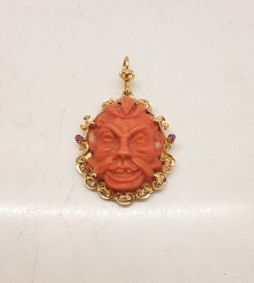Pendentif en corail en forme de masque Entourage en or 18 ca…