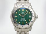 une montre avec un cadran vert et un bracelet argenté