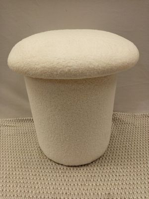 tabouret recouvert de laine blanche, avec un piètement blanc, sur fond blanc