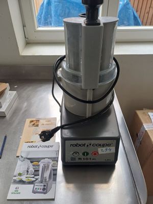 une photo d'un robot ménager posé sur une table