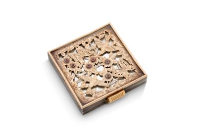 l'image d'une boîte en bois ornée d'un motif décoratif